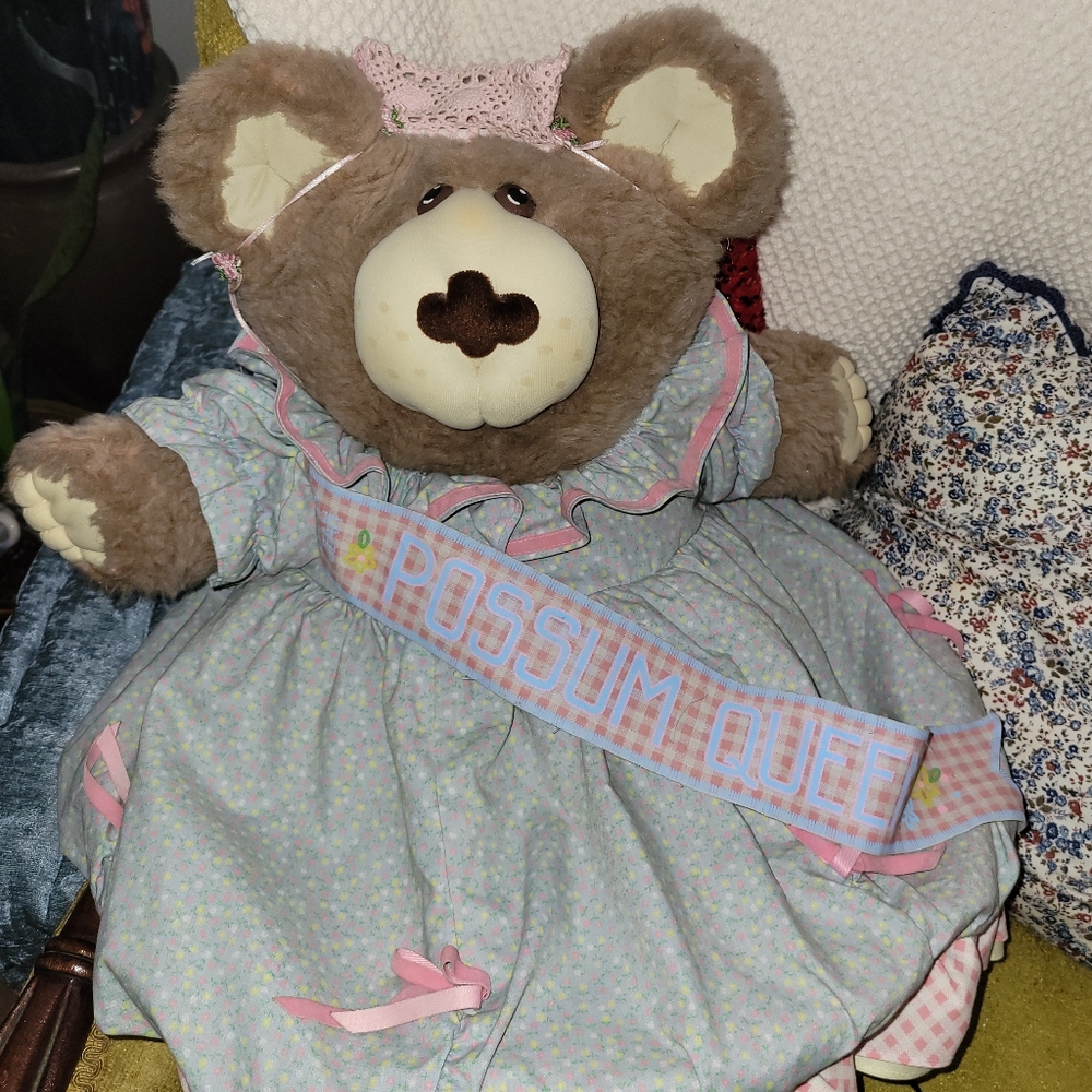 Vintage 1986 Furskins 23" Selma Jean Possum Queen Plush by Xavier Roberts
